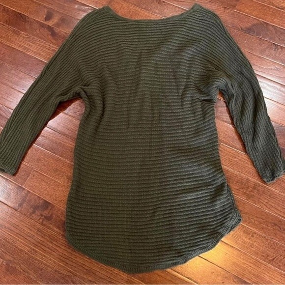 New York & Company Army Green V-neck ribbed sweater size Medium - Picture 4 of 7